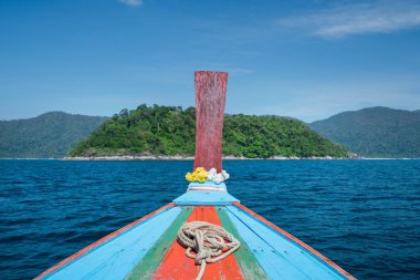 Longtail tekne deniz üzerinden gitmek için Island view