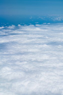 Gökyüzü arka plan üzerinde yayılmış bulut mavi kopya alanı ile