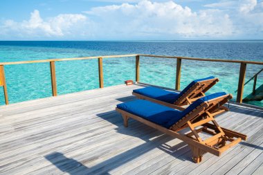 Tatil turist için terasta güneşlenme için yatak