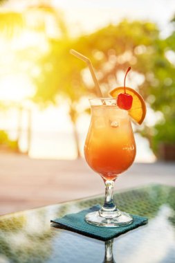 lagün kokteyl ve doğa arka plan ışığı gölge ile