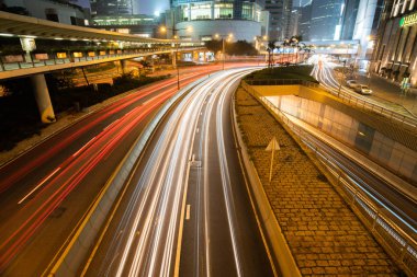 Şehir yolunda araba trafiği ışık izi