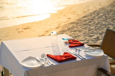 Tablo yanında deniz manzaralı açık hazırlamak için özel romantik akşam yemeği zaman güneş ışığı shadin ile