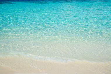 Beyaz kumda tropikal deniz plajının dalgası