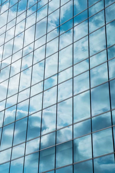 Façade en verre des immeubles modernes de la ville, réflexion nuageuse — Photo