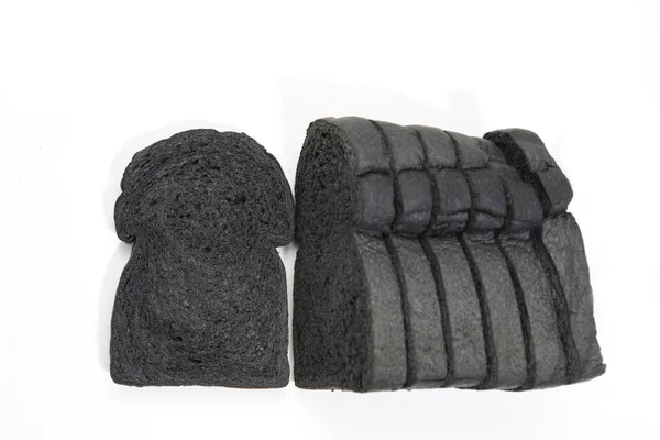 Diapositiva de pan de carbón vegetal pan negro aislado en blanco — Foto de Stock