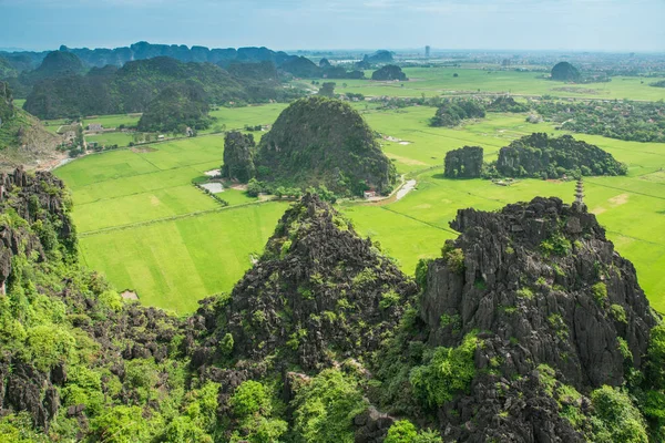 Удивительный высокогорный вид на рисовые поля, известняковые скалы и море — стоковое фото