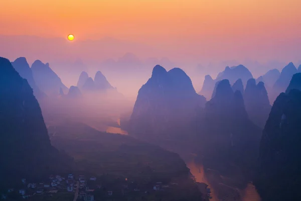 Sunrise landschap van Guilin, Li rivier en Karst bergen calle — Stockfoto