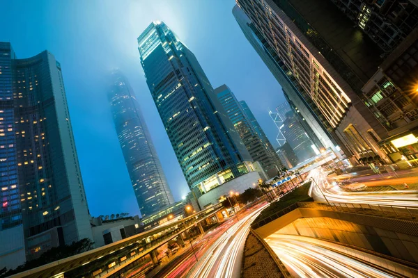 Paisaje urbano de noche en Hong Kong con tráfico rápido y rascacielos — Foto de Stock