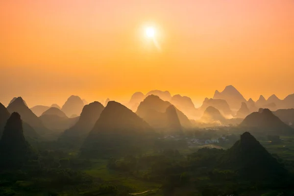 Sunrise landschap van Guilin, Li rivier en Karst bergen calle — Stockfoto