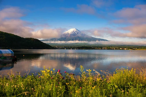 Вид на гору Фудзи на озере Кавагутико — стоковое фото