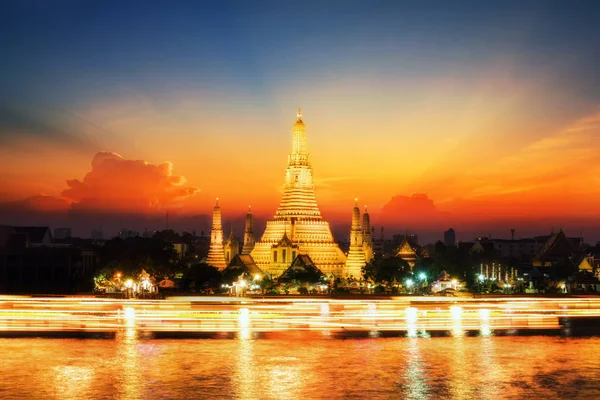 Západ slunce na chrámu Arun nebo Wat Arun, vyhledejte na podél Chao Phra — Stock fotografie
