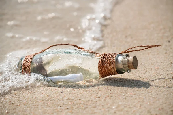Письмо в стеклянной бутылке на пляже, концепция для связи — стоковое фото