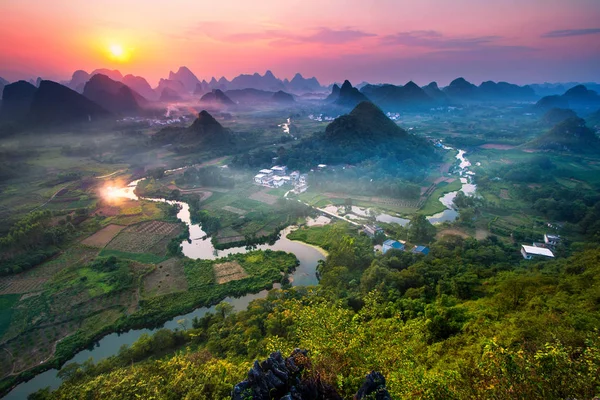 中国桂林全景景观。漓江和喀斯特山 — 图库照片
