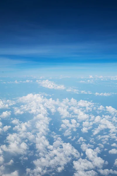 天空背景在传播云散, 天际线分开的区域 — 图库照片