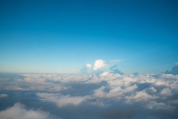 Modrá obloha bodový šíří cloud pozadí — Stock fotografie