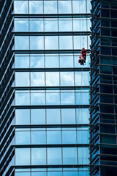 Skupina pracovníků úklid oken služby na výškových budov — Stock fotografie