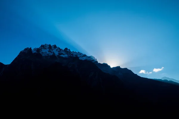 Сонячний промінь за горою в ранковий час — стокове фото