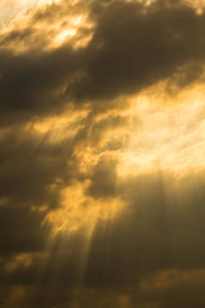 Sonnenstrahlen durch Wolken wie eine dramatische Explosion — Stockfoto