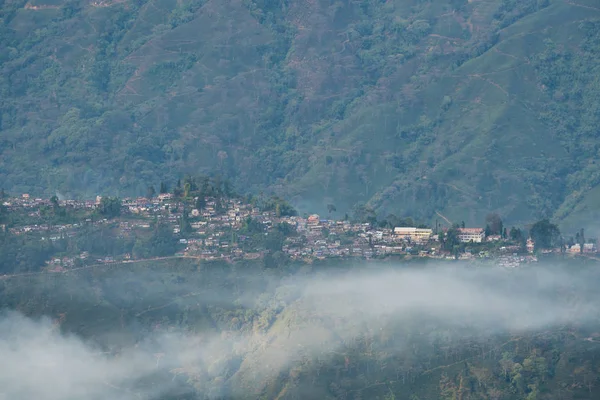 Darjeeling stad uitzicht vanaf hoge hoekmening schot — Stockfoto