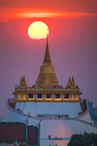Gyllene berget templet i Bangkok i skymningen, Wat Saket, Bangkok, Thai — Stockfoto