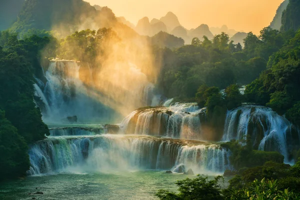 Bangioc - Detian waterval is zoeken op grens van China en Vietnam — Stockfoto