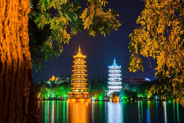 Vista nocturna de las Pagodas del Sol y la Luna en el lago Shanhu o en el lago Fir Lak —  Fotos de Stock