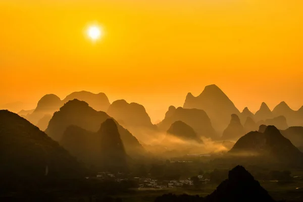 Sunrise landschap van Guilin, Li rivier en Karst bergen calle — Stockfoto