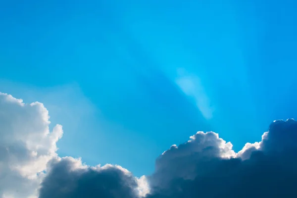 Les rayons du soleil à travers les nuages comme une explosion dramatique, nature de puissance — Photo