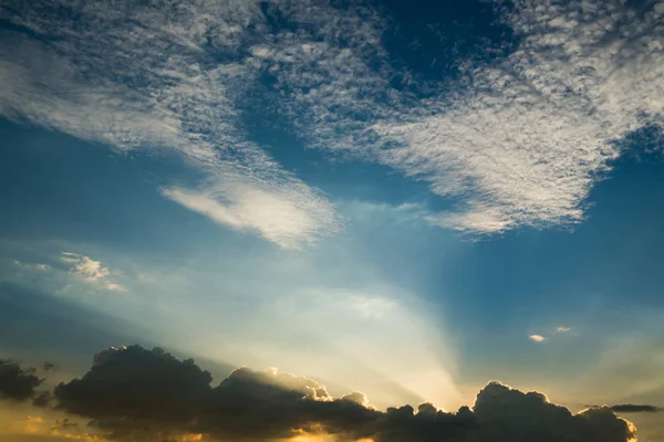 Sonnenstrahlen durch Wolken wie eine dramatische Explosion — Stockfoto