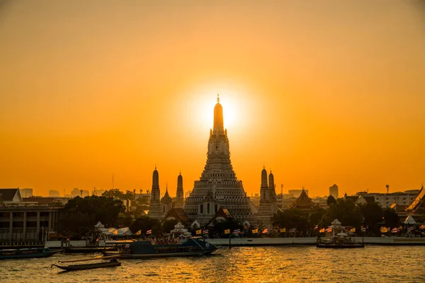 Pôr do sol no Templo de Arun ou Wat Arun, localize ao longo do Chao Phra — Fotografia de Stock