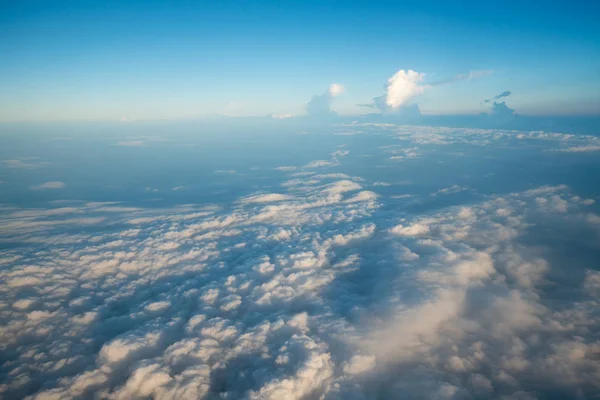 Blauwe hemel scatter verspreid wolk achtergrond — Stockfoto