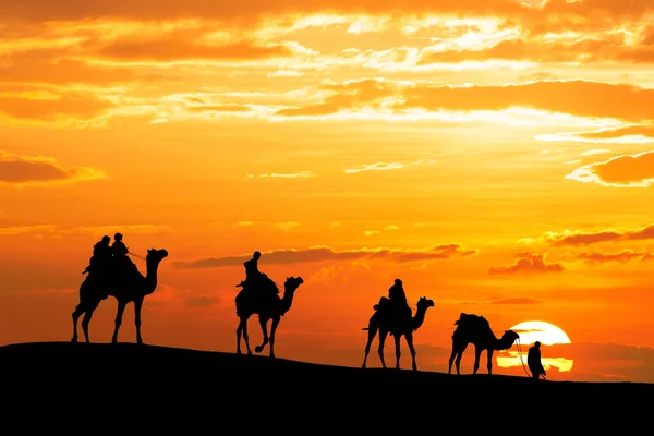 Τροχόσπιτο περπάτημα με καμήλα μέσα από την έρημο Ταρ στην Ινδία, δείχνουν si — Φωτογραφία Αρχείου