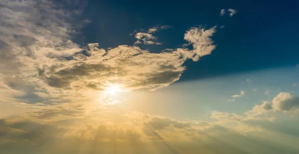 Les rayons du soleil à travers les nuages comme une explosion dramatique — Photo