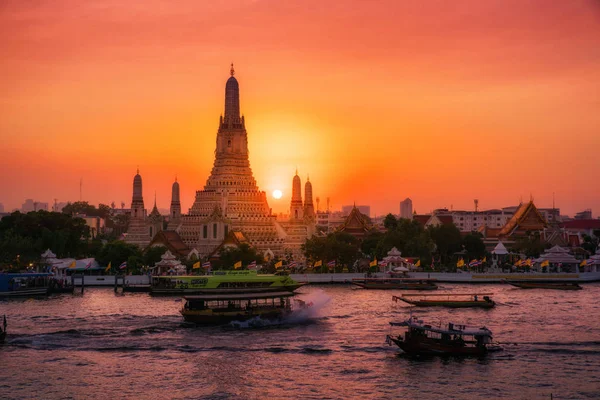 Sunset at Arun Temple or Wat Arun, locate at along the Chao Phra — Stock Photo, Image