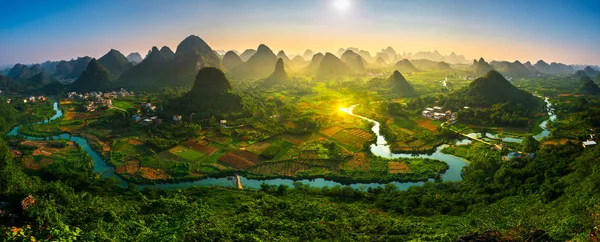 Guilin, Çin'in Panorama manzara. Li Nehri ve karstik dağ