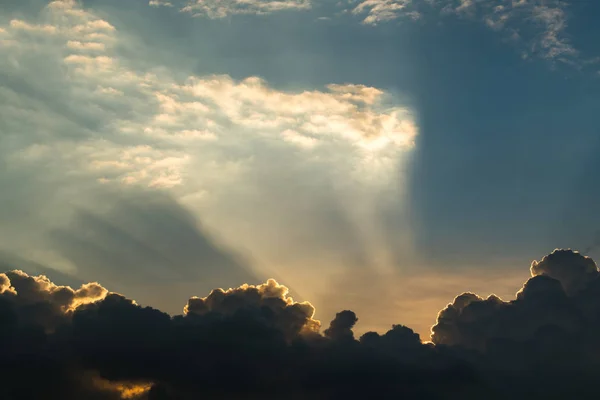 Raggi di sole attraverso le nuvole come una drammatica esplosione, potere natur — Foto Stock