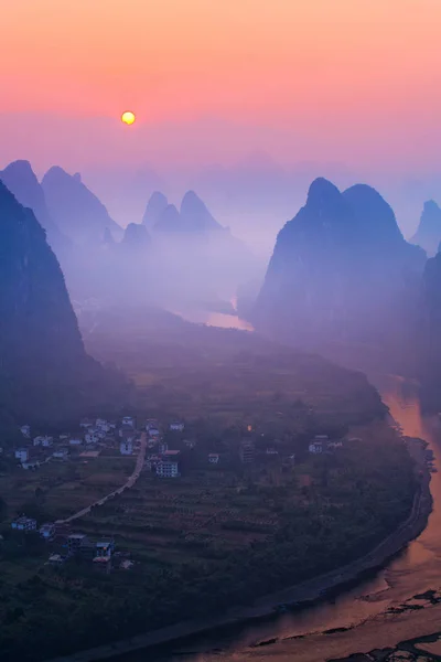Sunrise landschap van Guilin, Li rivier en Karst bergen calle — Stockfoto