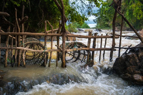 Armadilha de peixe no rio Mekong, Quando a água para cima, peixe será indise t — Fotografia de Stock