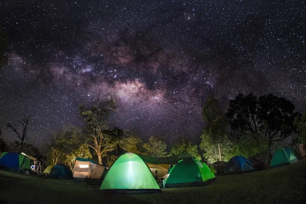 Kemp skupina za úžasnou hvězdu na obloze. Cestovní outdoor acti — Stock fotografie