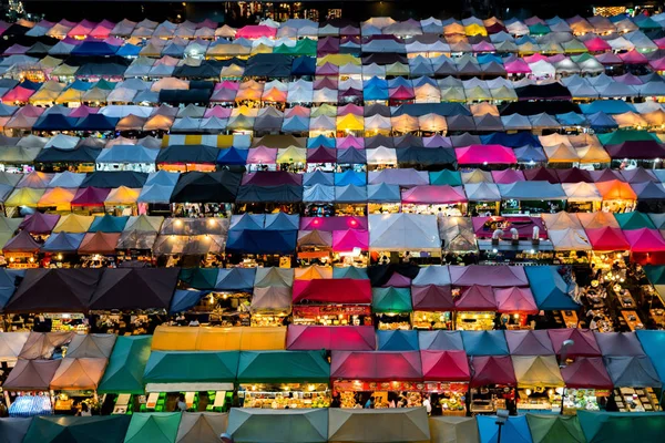 Νυχτερινή αγορά, που ονομάζεται τρένο νυχτερινή αγορά Ratchada πτηνών μάτι άποψη, l — Φωτογραφία Αρχείου