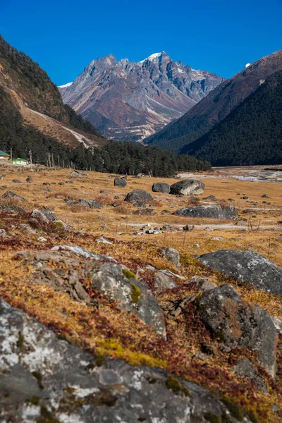 Montanha Vista paisagem em Lachung, tempo claro céu azul dia t — Fotografia de Stock