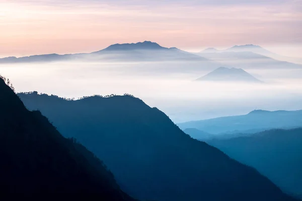 Niebla Montaña Crepúsculo Espectáculo Tiempo Colorido Luz — Foto de Stock