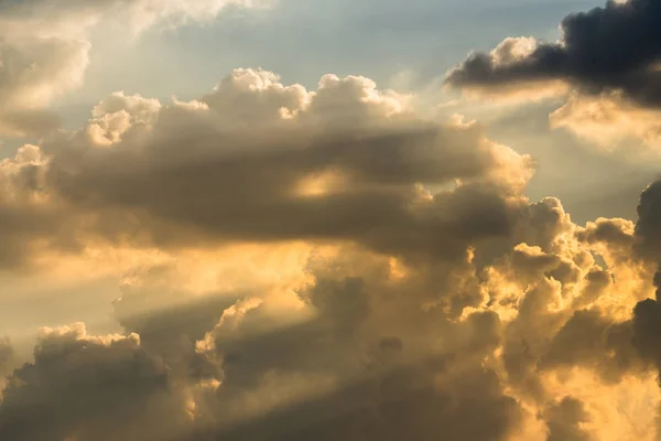 Les rayons du soleil à travers les nuages comme une explosion dramatique, nature de puissance — Photo
