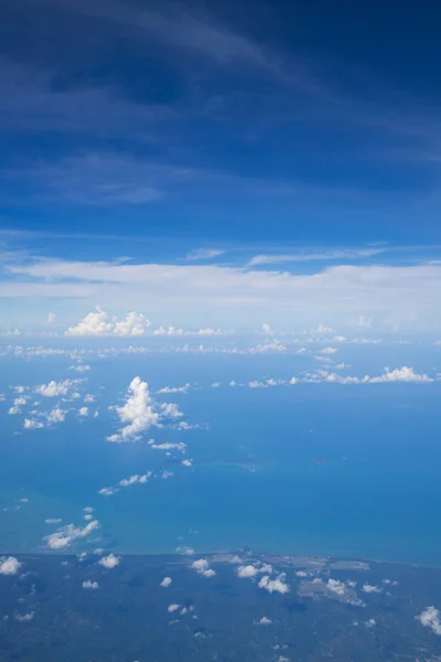 Himmel bakgrund över spridningen molnet scatter, skyline separat zon — Stockfoto