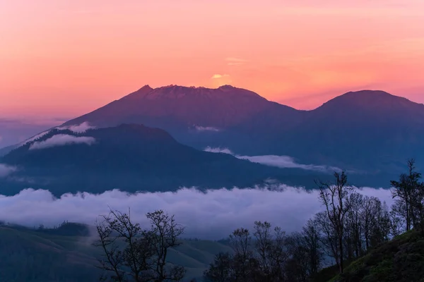 Niebla Montaña Crepúsculo Espectáculo Tiempo Colorido Luz — Foto de Stock