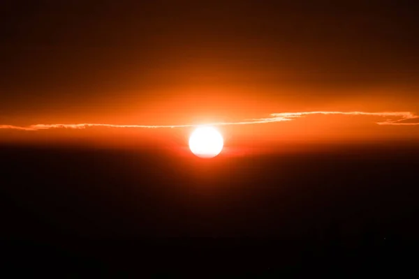 スカイライン輝き光線で太陽縁雲の端の光 — ストック写真