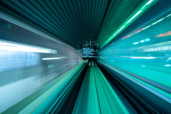 Desenfoque de movimiento de la línea Yurikamome que se mueve dentro del túnel en Tokio , — Foto de Stock