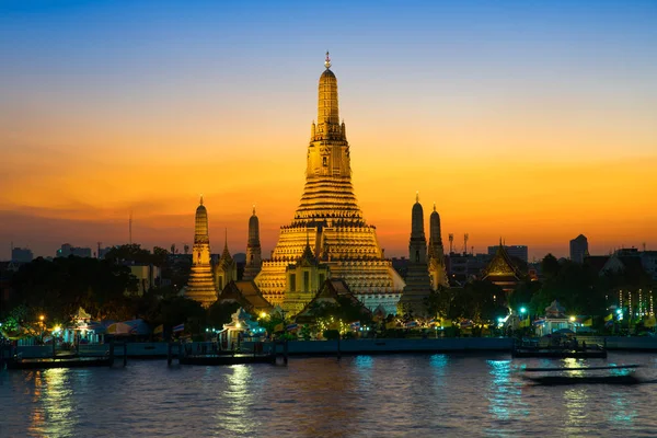 Sonnenuntergang am Arun Tempel oder Wat Arun, an der Chao Phra gelegen — Stockfoto