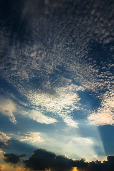 Sluneční paprsky přes mraky jako dramatické explozi, moc natur — Stock fotografie