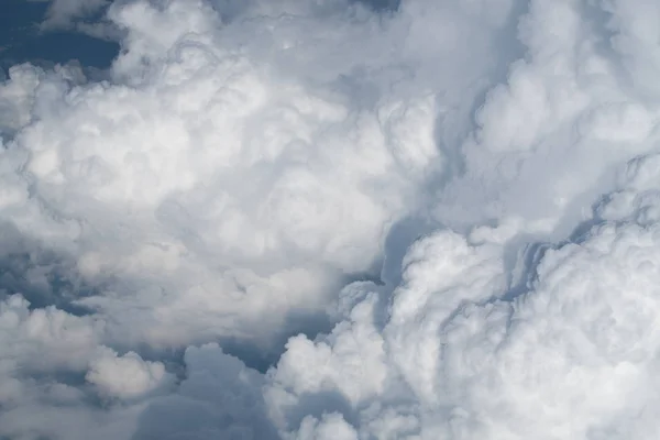 Błękitne niebo punktowy rozprzestrzeniania chmury tło — Zdjęcie stockowe